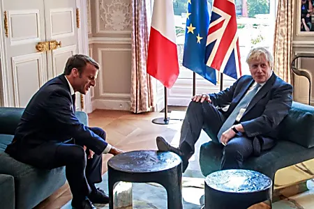 Ο Μπόρις Τζόνσον βάζει τα πόδια του στο παλάτι του Μακρόν καθώς ο Γάλλος ηγέτης λέει πολύ αργά για τη νέα συμφωνία Brexit