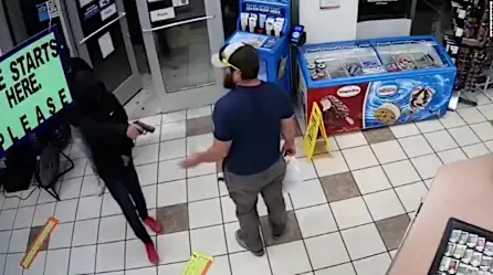 Cámara graba a un veterano de la Marina que se lanza contra el arma de un ladrón