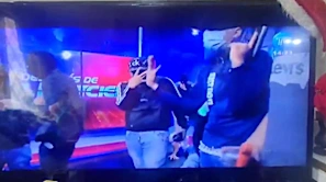 Imágenes de los encapuchados que irrumpieron en una televisora en Ecuador | Video