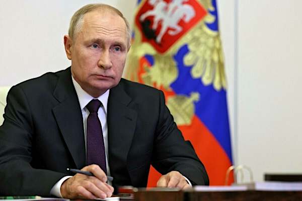 Petición contra Putin: "La dimisión sería una salida pacífica para el presidente ruso"