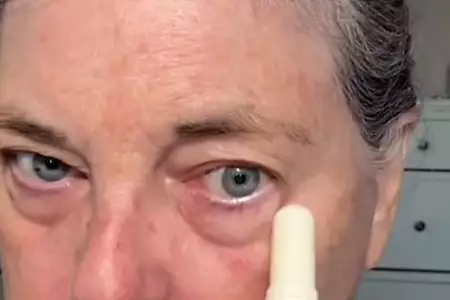 Poches sous les yeux ? Truc simple pour les dissimuler (surprenant)