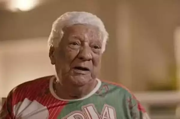 女孩給老人讓座，老人回禮時，乘客臉色慘白。