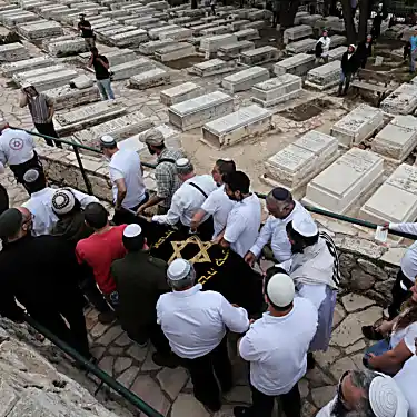 Πραγματοποιήθηκε κηδεία για τις Ισραηλινές αδελφές που σκοτώθηκαν στην επίθεση στη Δυτική Όχθη, η μητέρα πεθαίνει από τραύματα