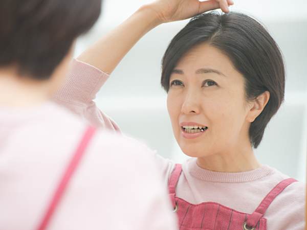 洗うだけ？話題の「自然に徐々に染まる」白髪ケアシャンプーとは