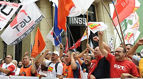 Centrais sindicais protestam contra fila do INSS