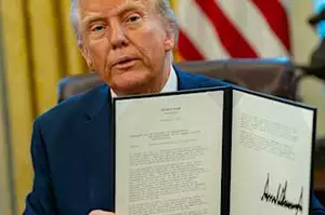 筆跡分析師看到了川普的巨大簽名——他們有自己的看法