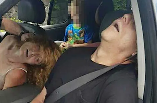 Menino dos EUA no carro com avó com overdose recebe novo lar