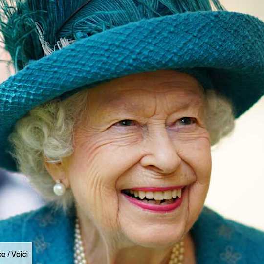 Elizabeth II : on sait ENFIN ce qu’elle cache dans ses sacs à main ! Elizabeth II : on sait ENFIN ce qu’elle cache dans ses sacs à main !