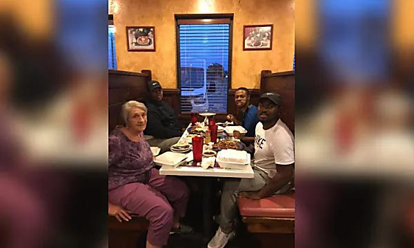 3 άνδρες κάλεσαν μια χήρα να καθίσει μαζί τους όταν την είδαν να τρώνε μόνοι τους.  Η θέση τους στο Facebook έγινε ιογενής.
