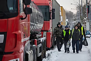Ουκρανοί φορτηγατζήδες εγκλωβισμένοι στην Πολωνία μάχονται στο κρύο