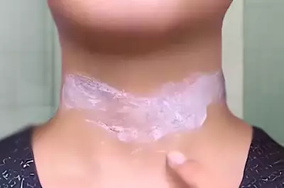 Truque caseiro para pescoço flácido (tente isso hoje à noite)