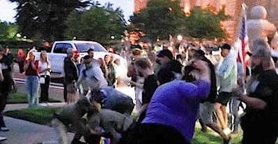 影片捕捉到查理·柯克守夜活動中爆發的鬥毆，據稱活動人士向人群喊出了髒話