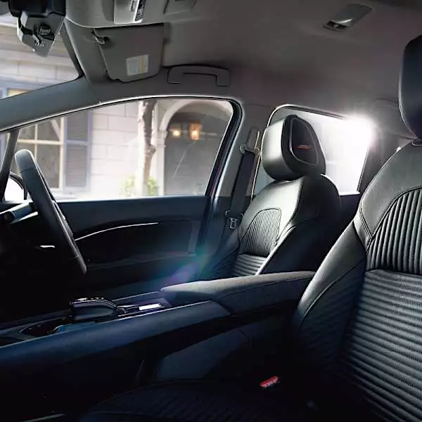 思わず触れたくなる、上質をまとったコンパクト 日産AURA e-POWER誕生