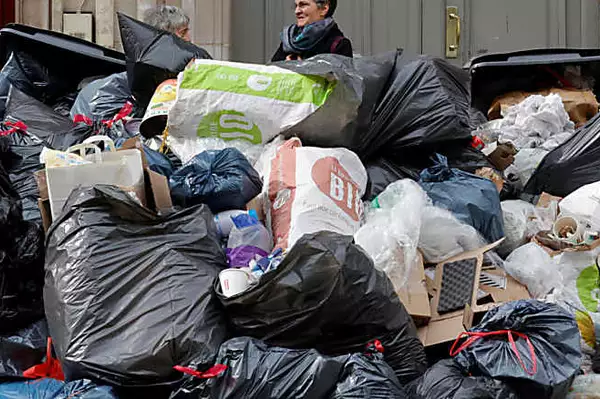 Paris stinks as uncollected trash mounts to 10,000 tonnes due to strikes