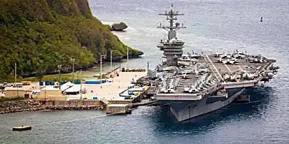 Τα πολεμικά πλοία των ΗΠΑ πραγματοποιούν ασκήσεις στη Θάλασσα της Νότιας Κίνας