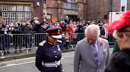 El momento en que arrojan huevos al rey Carlos III y la reina consorte Camila