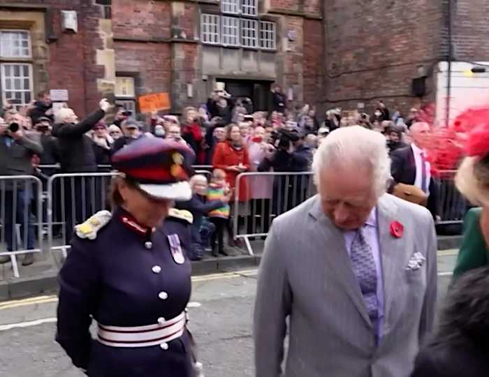 El momento en que arrojan huevos al rey Carlos III y la reina consorte Camila