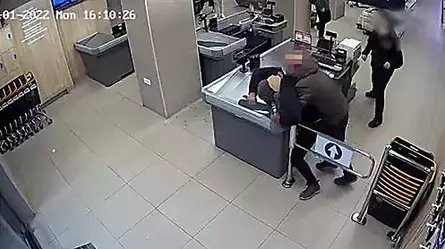 Mira cómo este policía fuera de servicio derriba a un ladrón armado en España