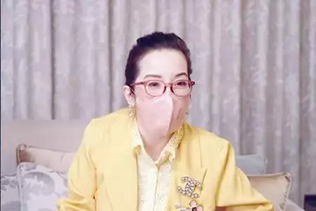 克里斯·阿基諾抨擊其自體免疫疾病是死亡騙局和“庫拉姆”理論