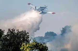 Φωτιά τώρα στον Άγιο Στέφανο - Στη μάχη και εναέρια μέσα