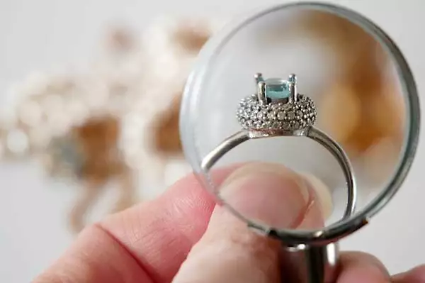 She sells her ex-boyfriend's ring. The jeweler tells her that she shouldn't keep it.