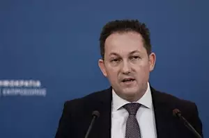 28η Οκτωβρίου: Η γκάφα του Στέλιου Πέτσα με την ελληνική σημαία που έγινε viral