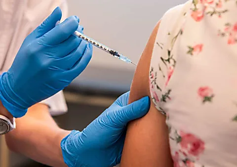 Αγόρι (12) πεθαίνει μετά τον εμβολιασμό: πόσο επικίνδυνα είναι τα εμβόλια για τα παιδιά;