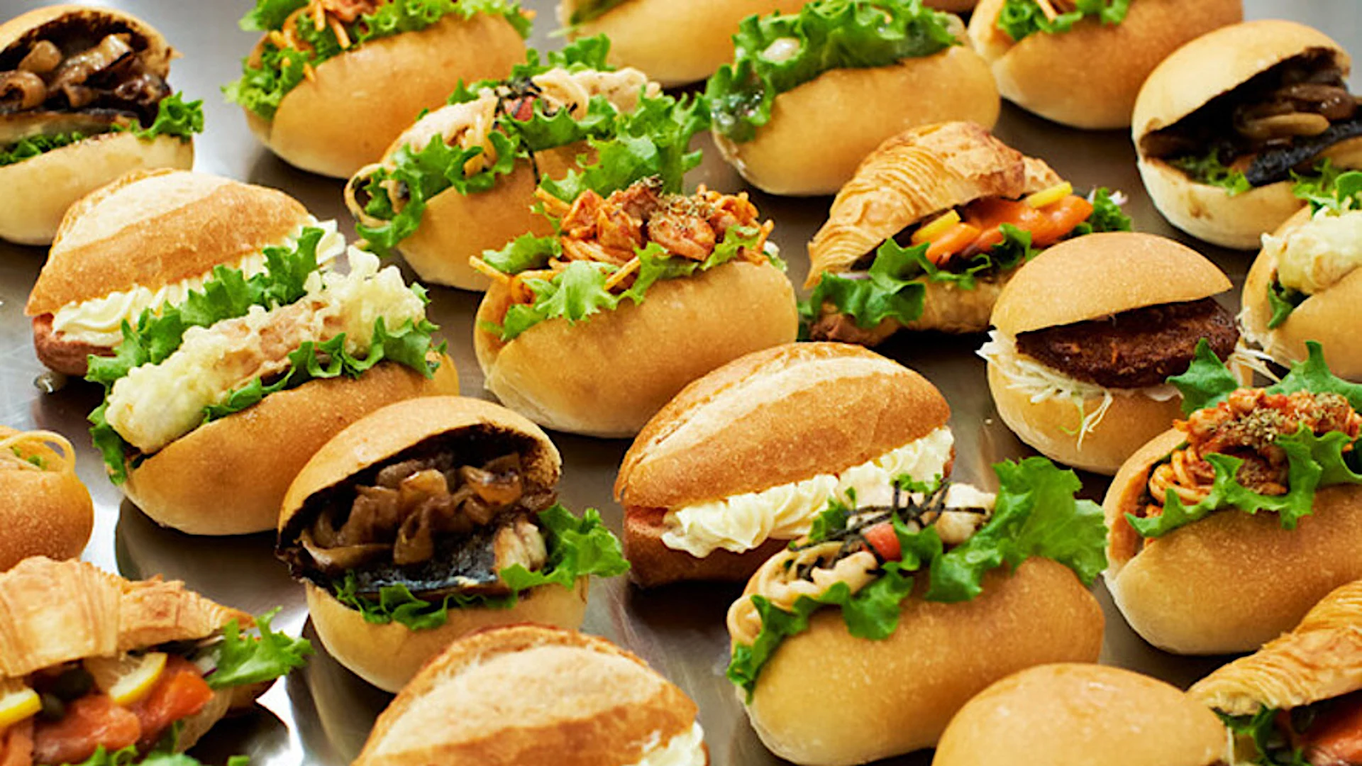 2023年4月にオープンした海鮮専門のパン屋さん『海の幸のパン 高田屋』が、2023年12月14日(水)より、博多駅マイング内「駅の惣菜エプロンさん」で販売開始しました。 2023年4月にオープンした海鮮専門のパン屋さん『海の幸のパン 高田屋』が、2023年12月14日(水)より、博多駅マイング内「駅の惣菜エプロンさん」で販売開始しました。