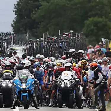 Οι διαδηλωτές διακόπτουν ξανά το Tour de France