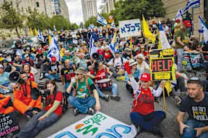 Israeli society is veering towards the brink of collapse – opinion 