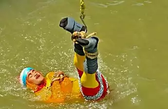 Indian Houdini feared drowned as stunt goes wrong