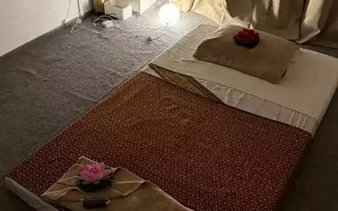 一名12歲泰國女孩被母親「賣」到日本，揭露了現代奴隸制的真相。