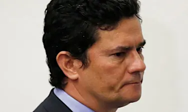 Um homem descendo as escadas