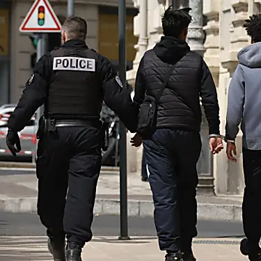 Ακροδεξιός Γάλλος δήμαρχος επιβάλλει απαγόρευση κυκλοφορίας στα παιδιά για την αντιμετώπιση της «βίας»