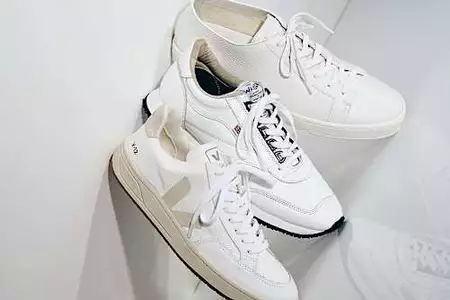 スーツやビジカジに合わせたい　最新の白スニーカー３選