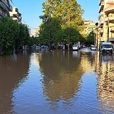 Λάρισα: Στην οδό Κραννώνος έφτασαν τα νερά (φωτ. & βίντεο)