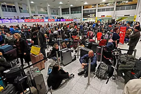 Το αεροδρόμιο Gatwick του Λονδίνου ανοίγει ξανά μετά από εισβολές με τρεξίματα στους επιβάτες των Χριστουγέννων