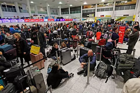 Το αεροδρόμιο Gatwick του Λονδίνου ανοίγει ξανά μετά από εισβολές με τρεξίματα στους επιβάτες των Χριστουγέννων