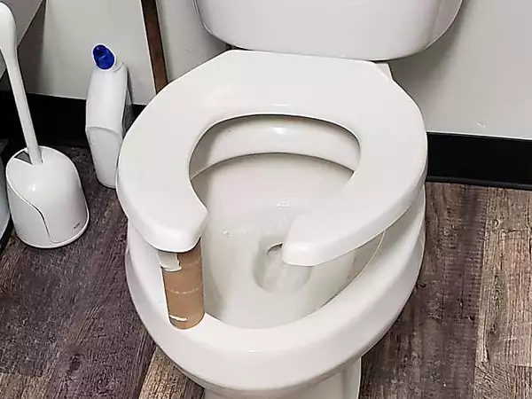 [Pics] Place A Toilet Paper Roll Under Your Toilet Seat At Night, Here's Why