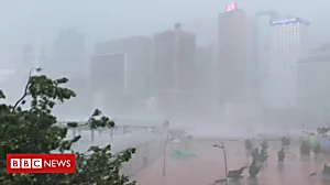 Typhoon Mangkhut lashes Hong Kong