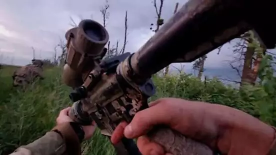 L'ex marine statunitense in Ucraina condivide il video dell'assalto alle postazioni russe L'ex marine statunitense in Ucraina condivide il video dell'assalto alle postazioni russe