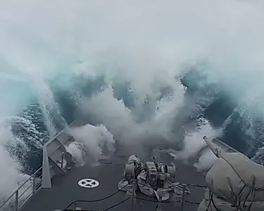 El vídeo extremo del día: una ola gigante engulle un buque militar