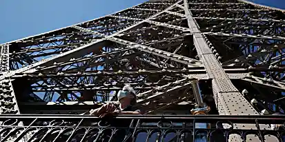 Ο Πύργος του Άιφελ βλέπει ζαλιστική πτώση στον αριθμό των επισκεπτών