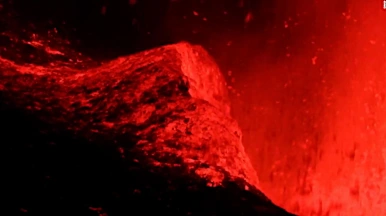 Ola de lava gigante rompe contra el volcán Cumbre Vieja en La Palma Ola de lava gigante rompe contra el volcán Cumbre Vieja en La Palma