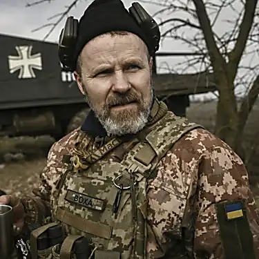 Στην πρώτη γραμμή της Ουκρανίας, παλιοί φίλοι και ένα σοβιετικό πυροβόλο όπλο
