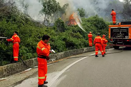 Πυρκαγιές στη Σικελία εν μέσω καύσωνα - Εκκενώθηκε κλινική, χωρίς πόσιμο νερό είκοσι κοινότητες