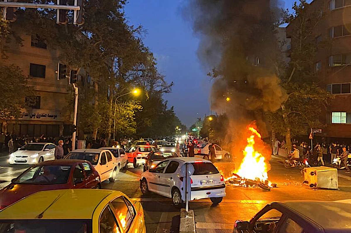 Iraníes indignados exigen justicia por Mahsa Amini