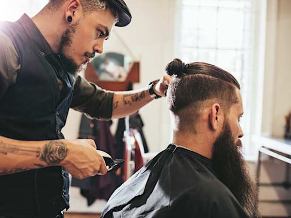 最もエキセントリックな髪型を　ペルーの若者を非行から救う憧れの職業、理髪師