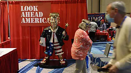 Extravagante estatua dorada de Trump se roba las miradas