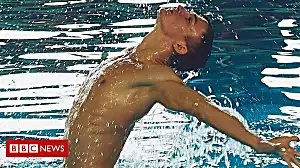 Russia's first male synchronised swimmer